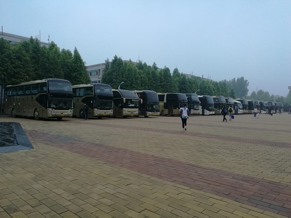 鄭州大巴車租賃:醉漢大巴吸煙被阻止,毆打大巴司機(jī)釀事故http://m.nuaee.com/